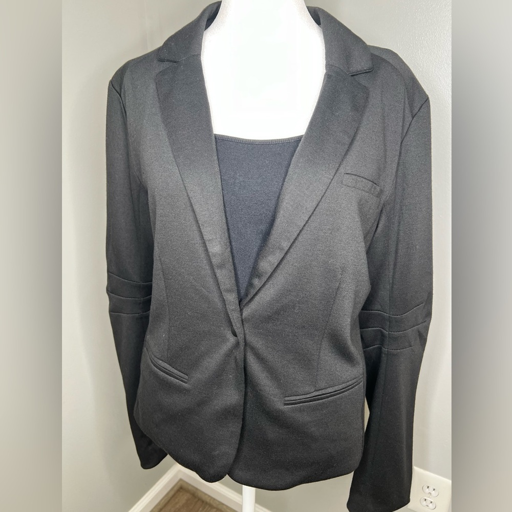 Mark Black Blazer with Stripe Lining Size Large - Sophisticated and Modern - Picture 3 of 13
